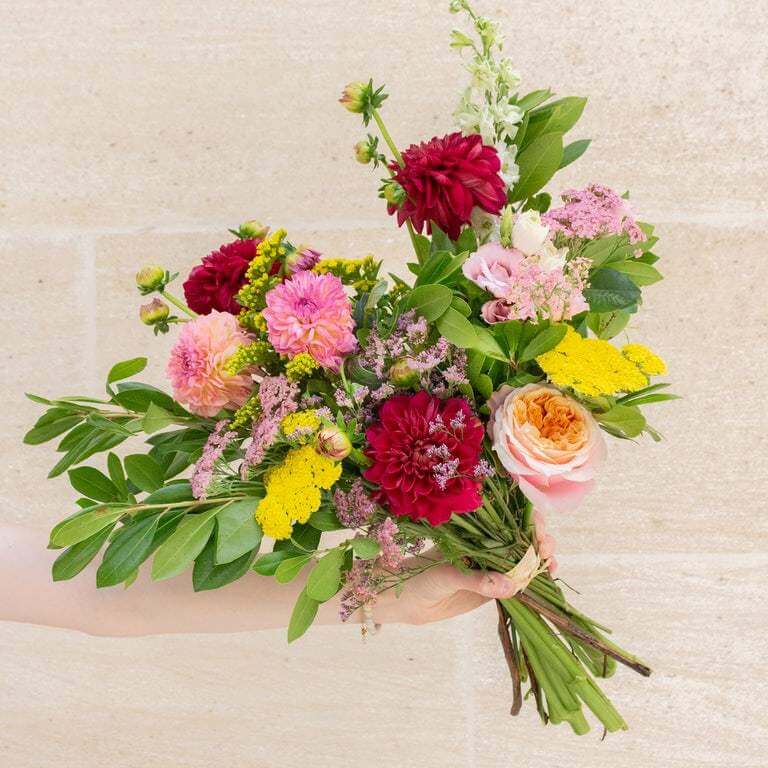 a fuzzy bouquet for a rustic and wild decorative touch (1)