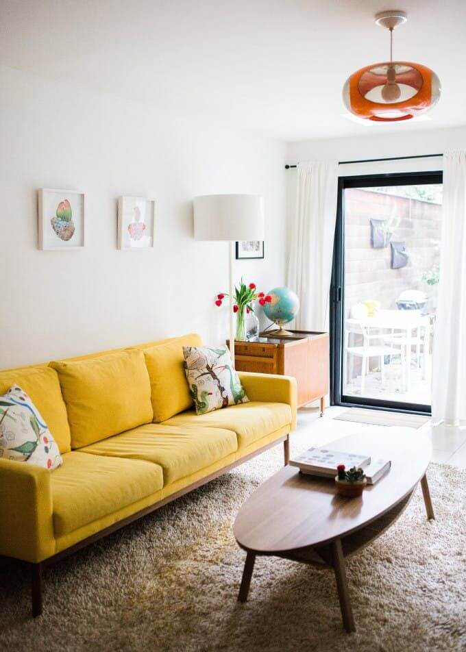 15 Decorating Ideas With a Sunny Yellow Sofa (1)