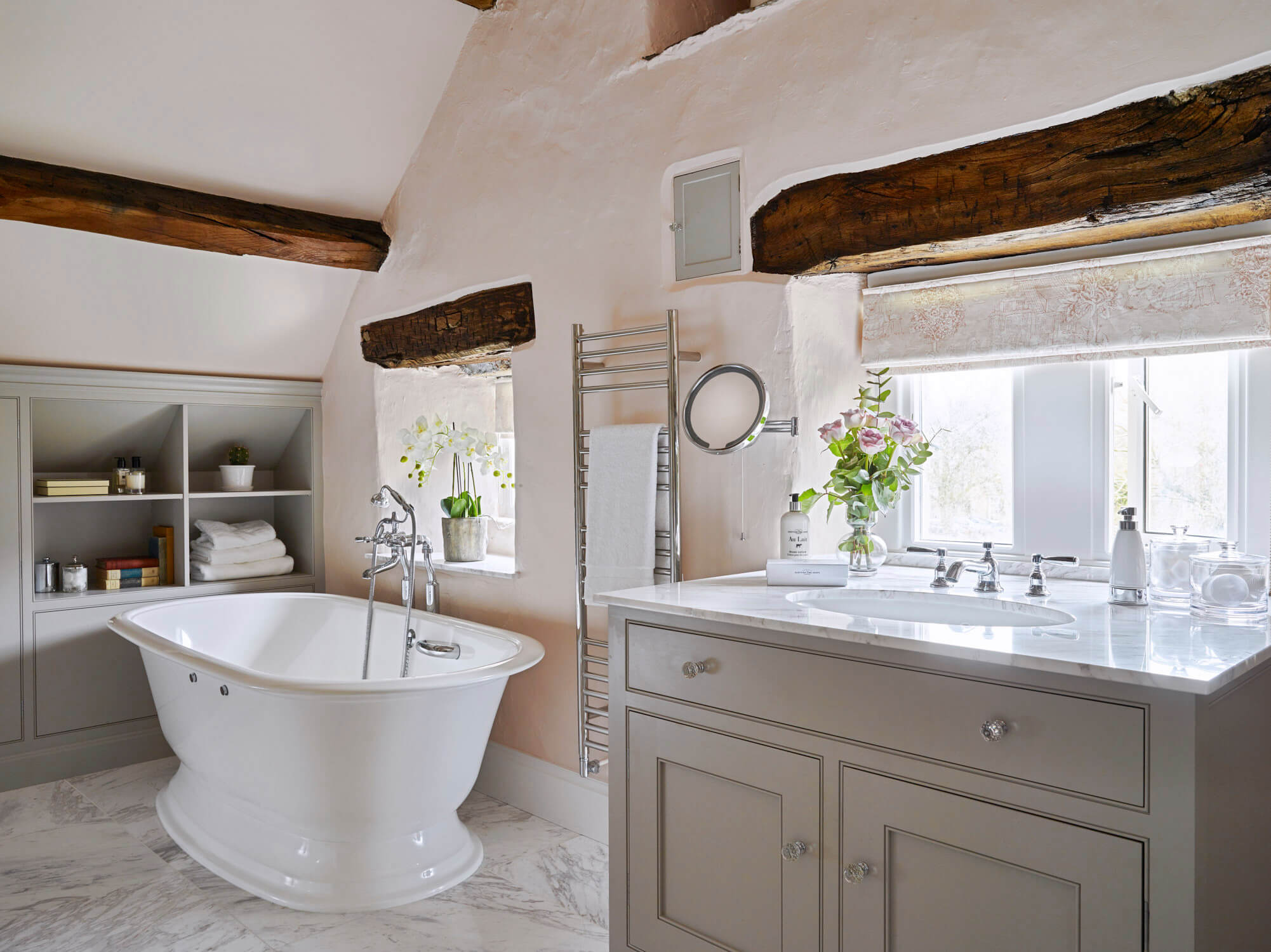 15+ Ideas of Charming Bathrooms With Wooden Beams (1)