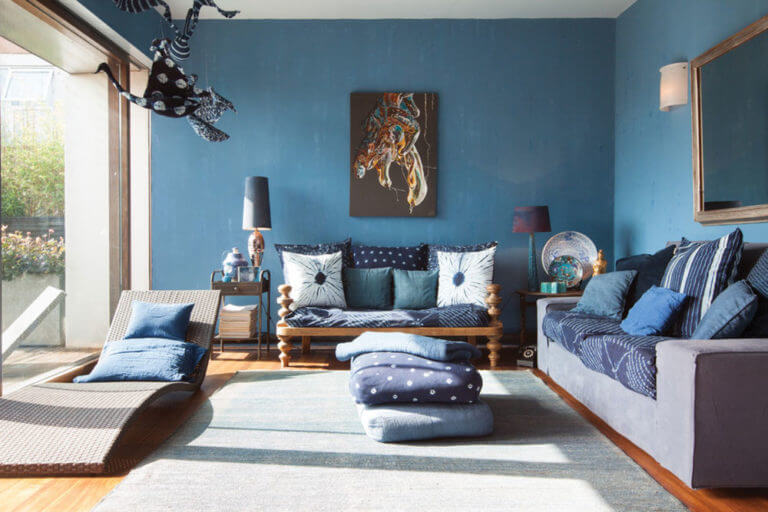 A blue monochrome living room (1)