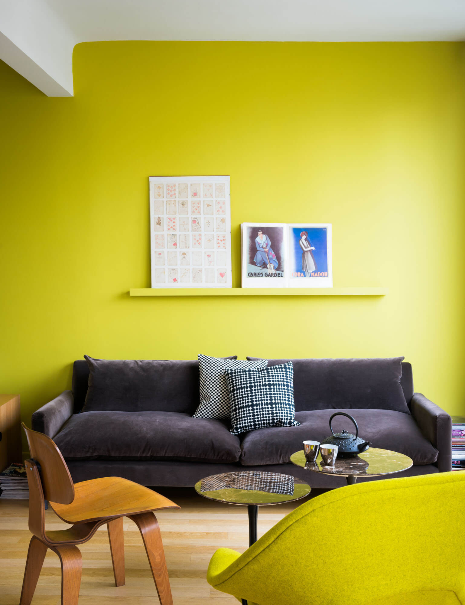 A bright yellow living room (1)