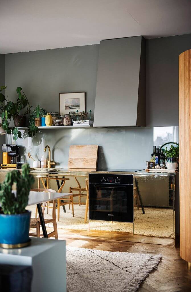 A kitchen with golden furniture (1)