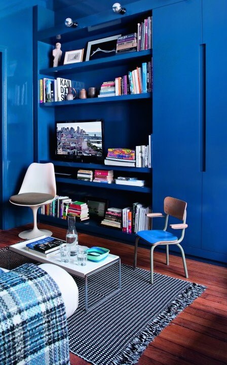 A living room with 100% blue walls (1)