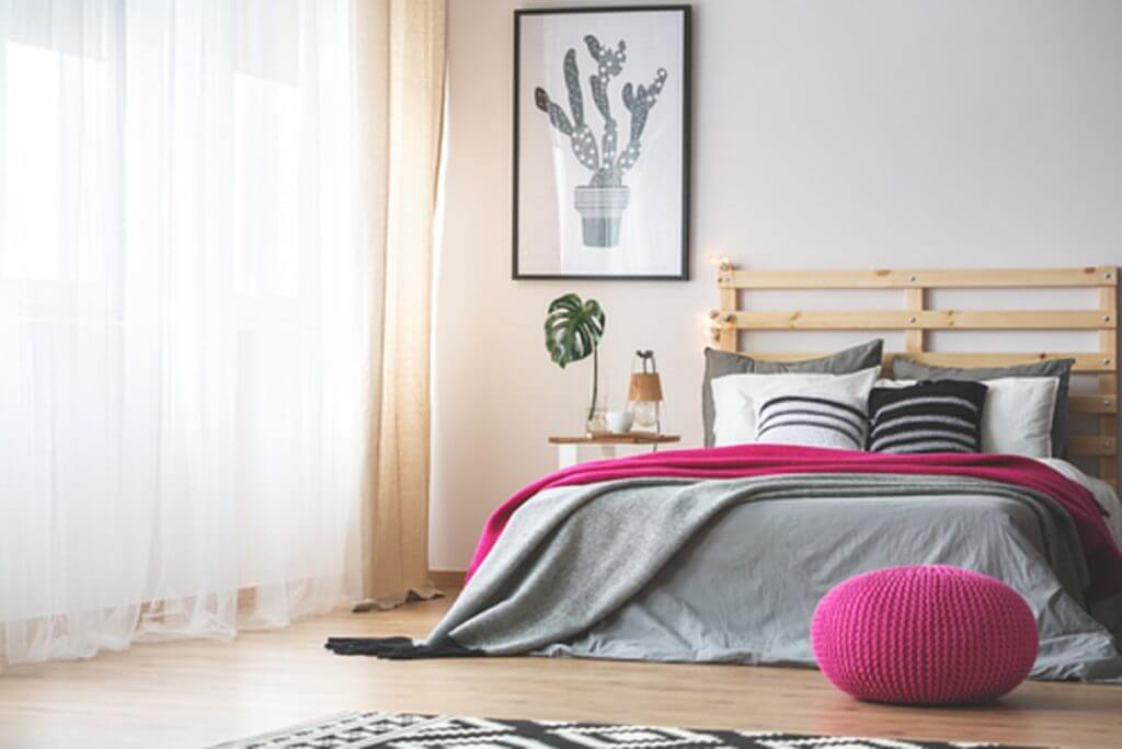 A pretty fuchsia ottoman in chunky mesh for the bedroom (1)