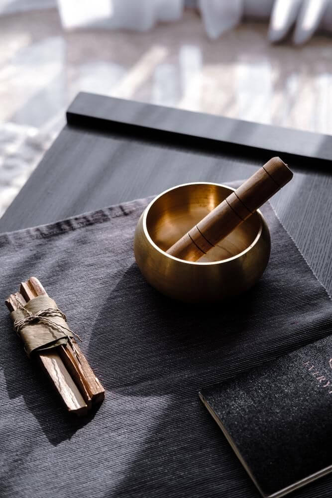 A singing bowl for meditation (1)