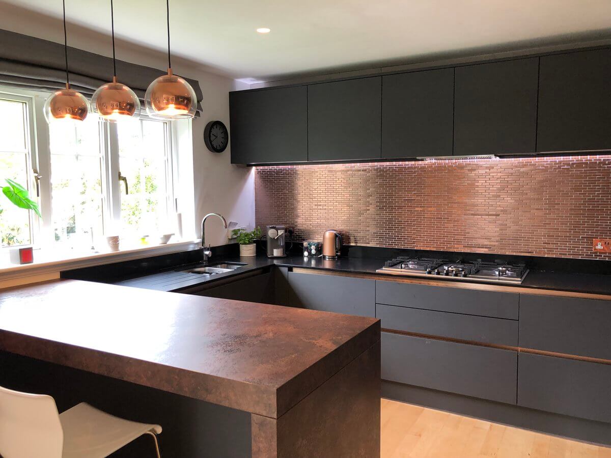 Black kitchen with copper or gold (1)