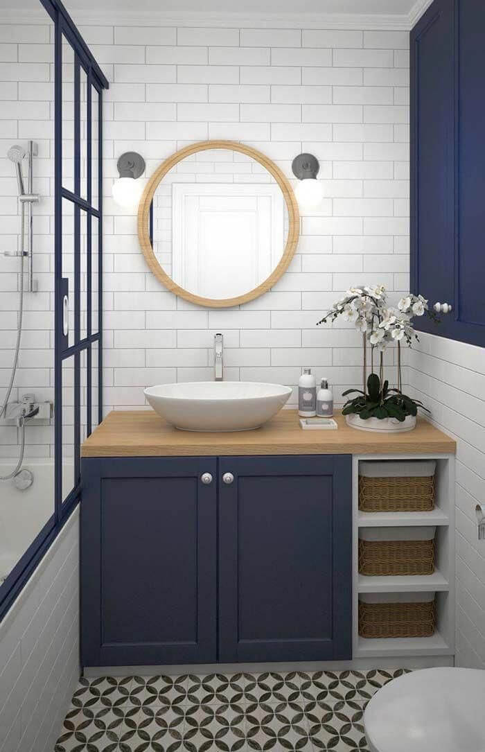 Blue accessories in the bathroom (1)