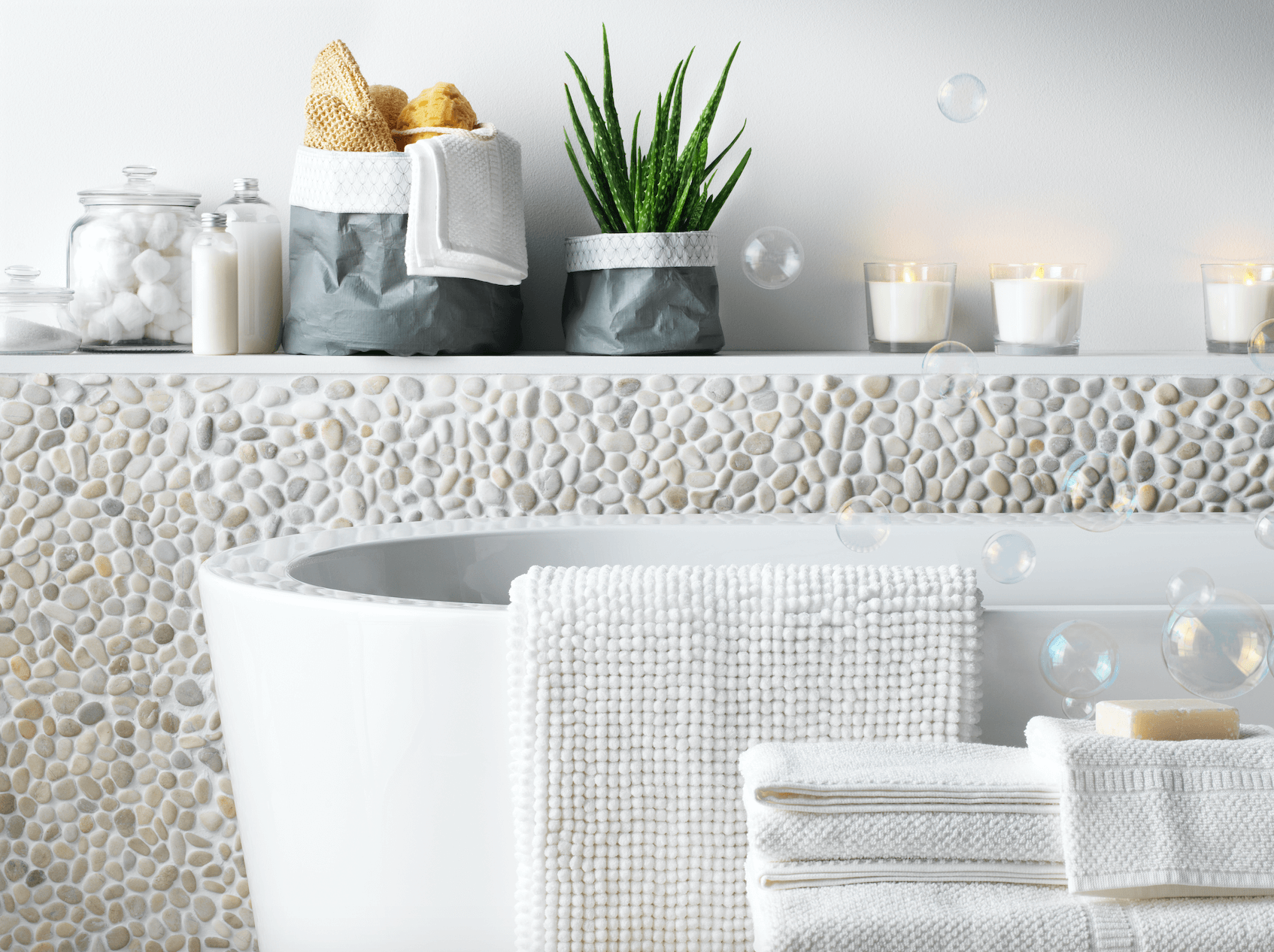 Dress the bathtub rim of your white bathroom (1)