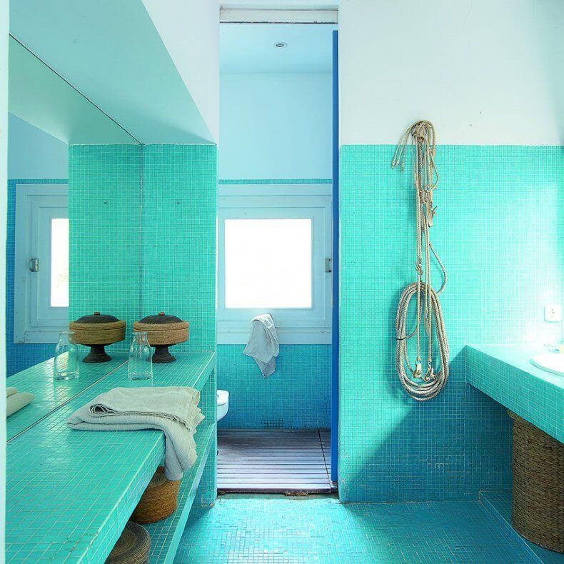 Lagoon blue walls in the bathroom (1)