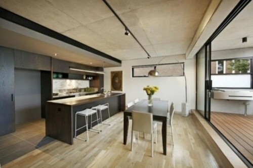 Light wood furniture goes perfectly with the dark paint color in a black and wood kitchen (1)