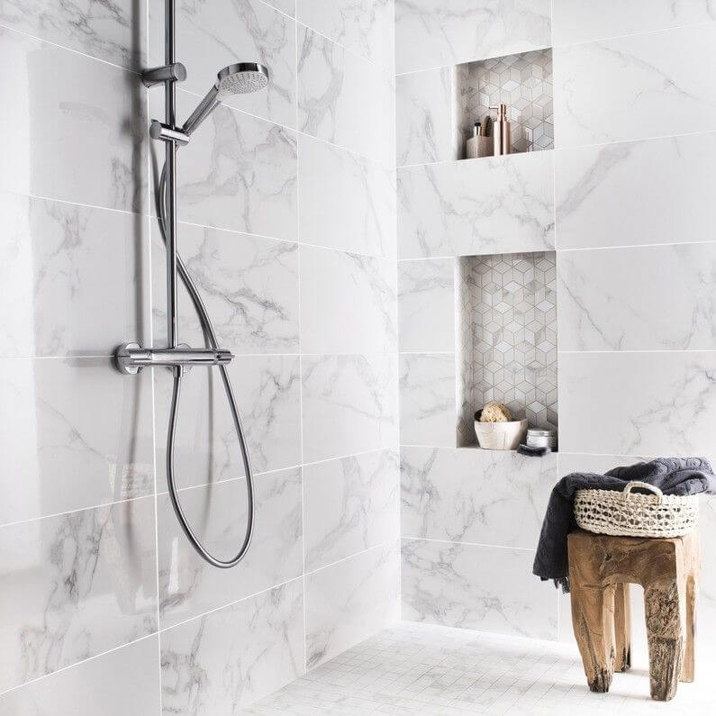 Marble-effect tiles to give your white bathroom a touch of elegance (1)