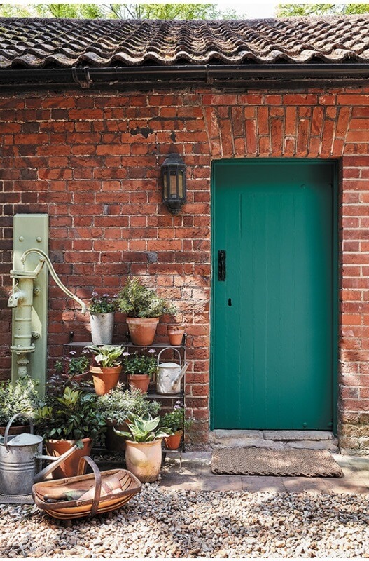 Paint the door with green (1)