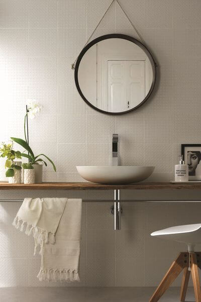 Patterned tiling to enhance the whiteness of the bathroom (1)