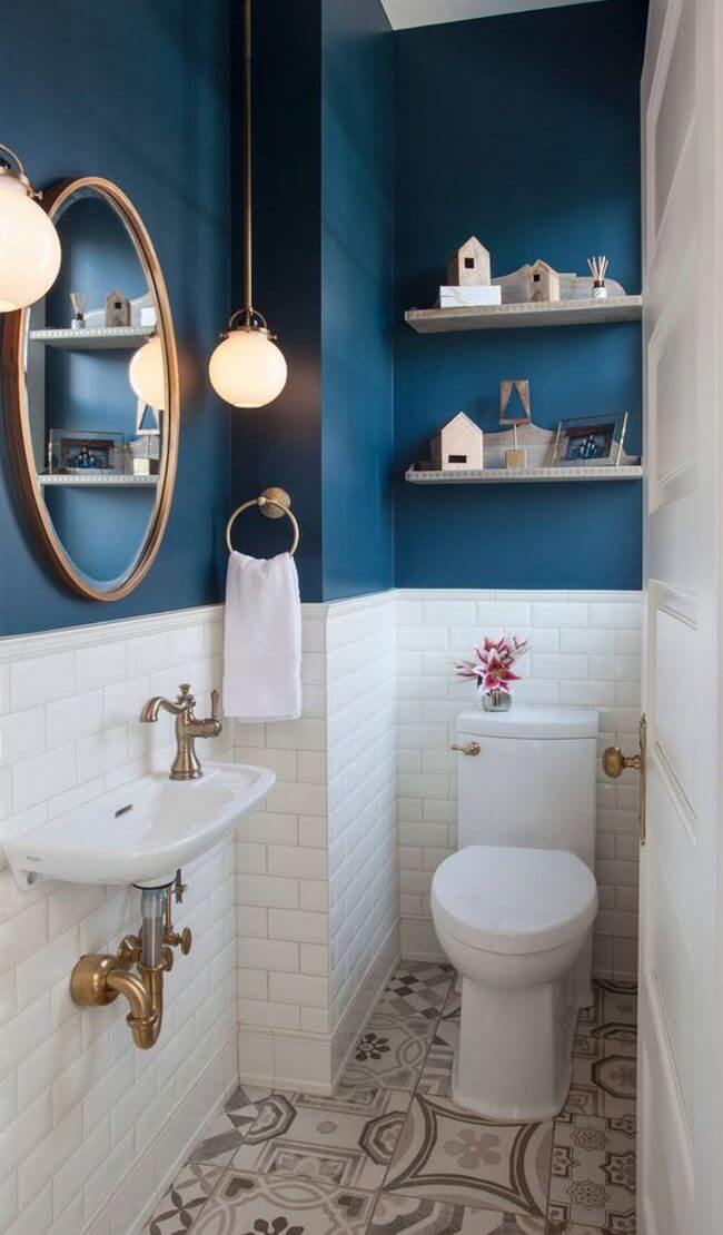 Small blue and white bathroom (1)