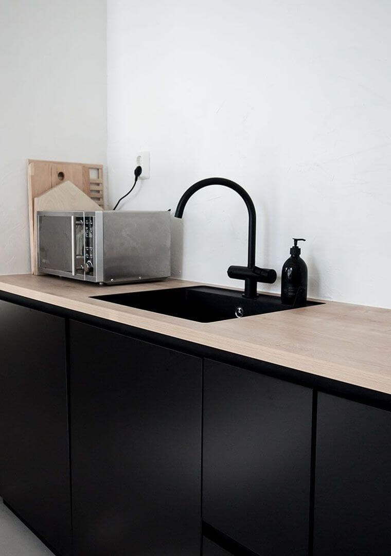 The masculine style decor is available in a Scandinavian kitchen (1)