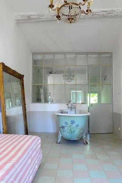 Vintage and bright spirit in the bathroom (1)