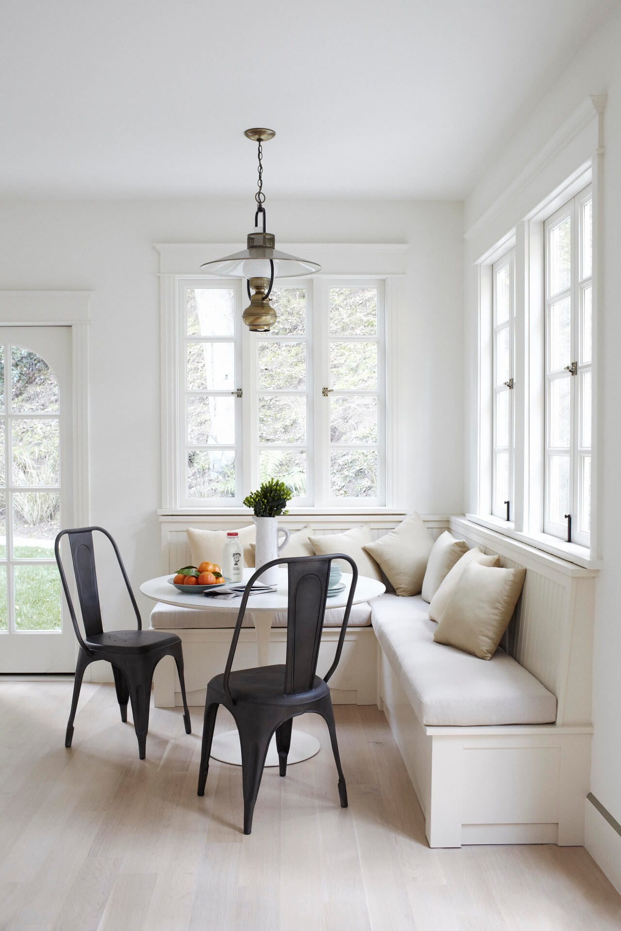 minimalist dining area with comfort (1)