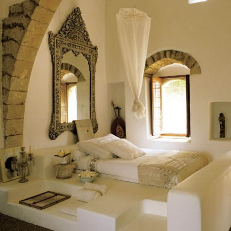 A Moroccan bedroom dressed in white (1)