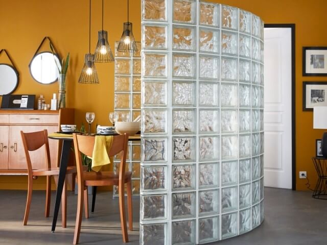 A glass partition to delimit the dining room (1)