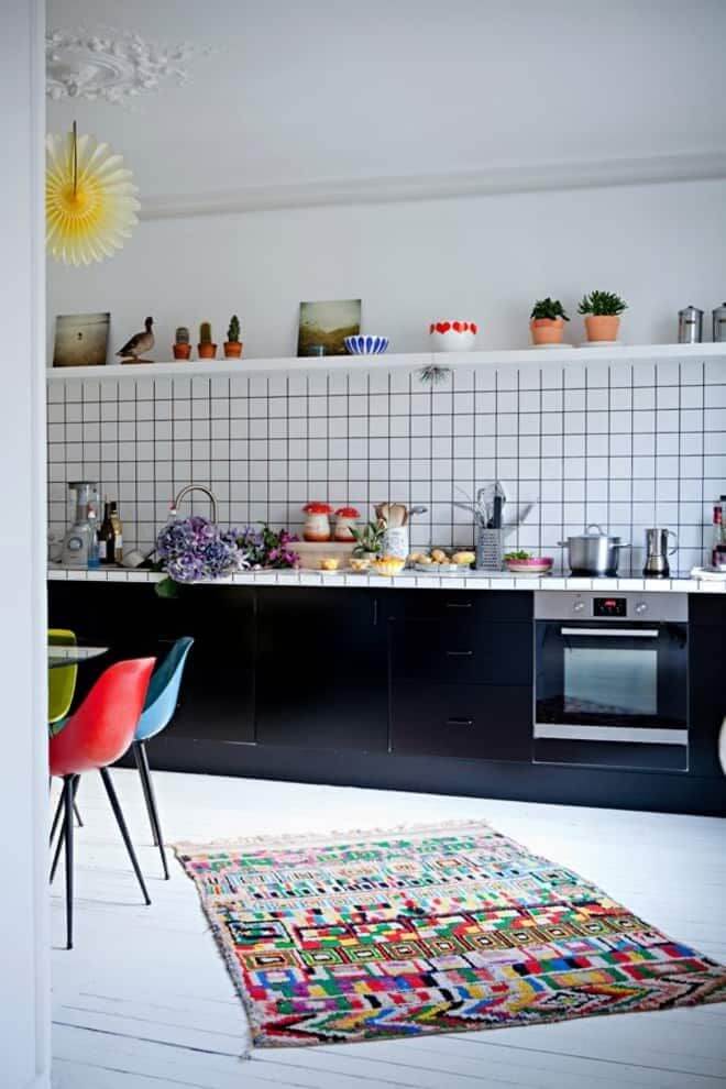 A multicolored rug for a sparkling kitchen (1)