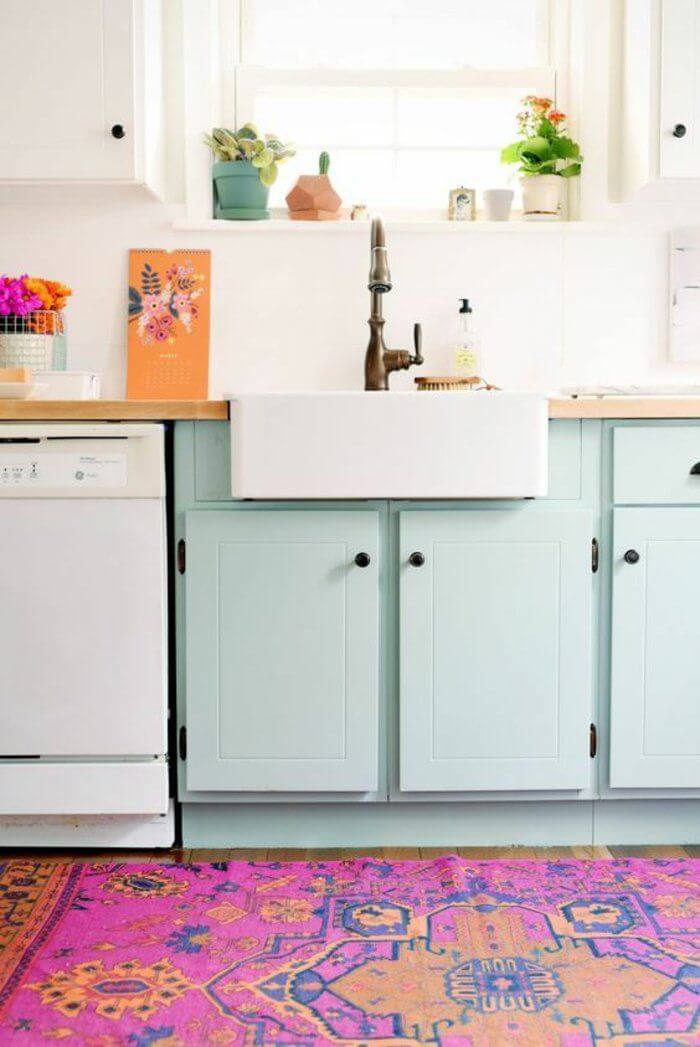 A pastel kitchen pimped with a fuchsia rug (1)