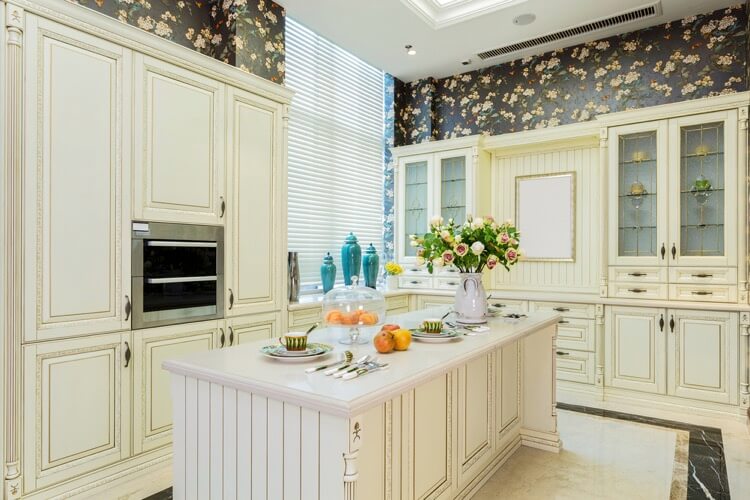 Classic cream kitchen with wallpaper (1)