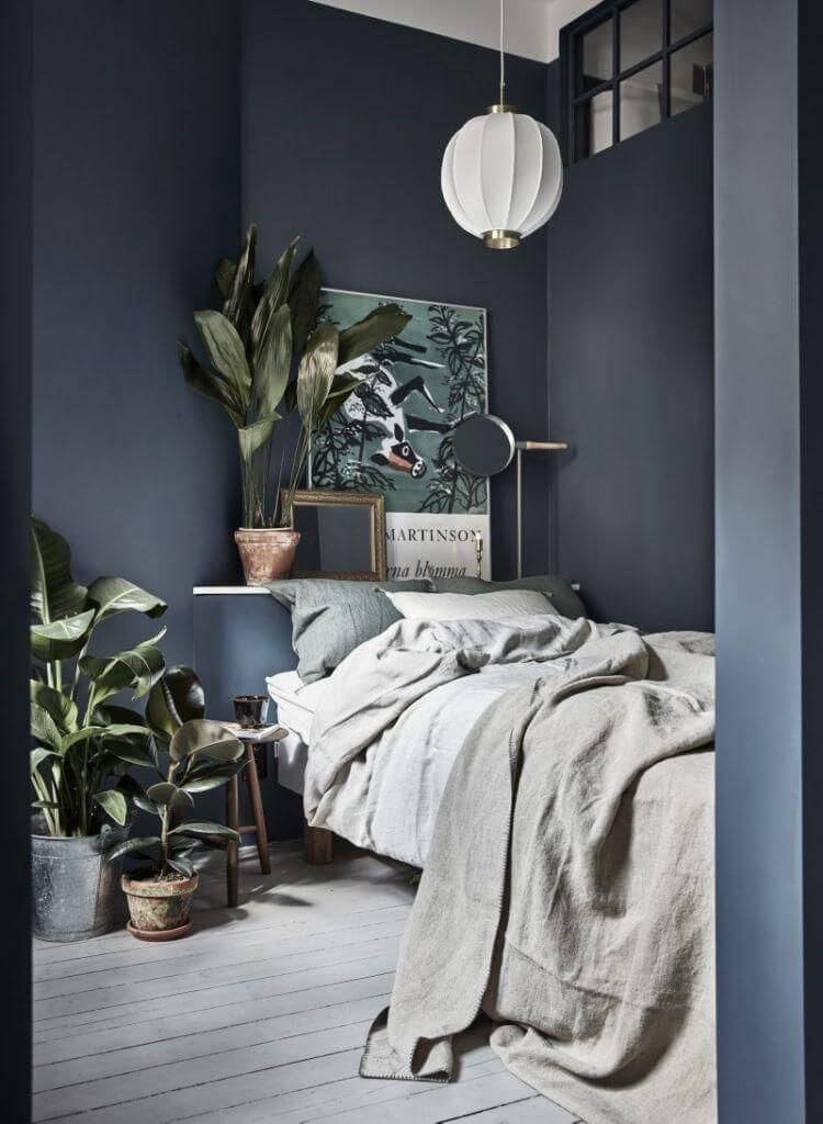 Dare a strong color for your small bedroom (1)