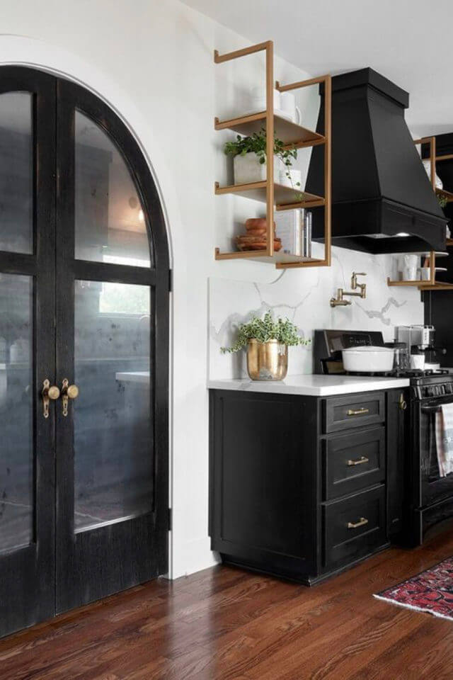 Dark colors for a intimate kitchen (1)