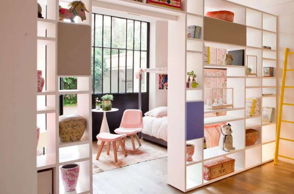 shelves make it possible to separate the room (1)