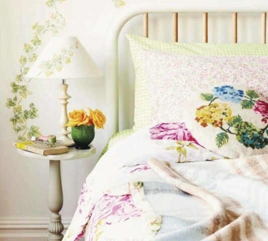 1. Combination of floral bedding and wallpaper