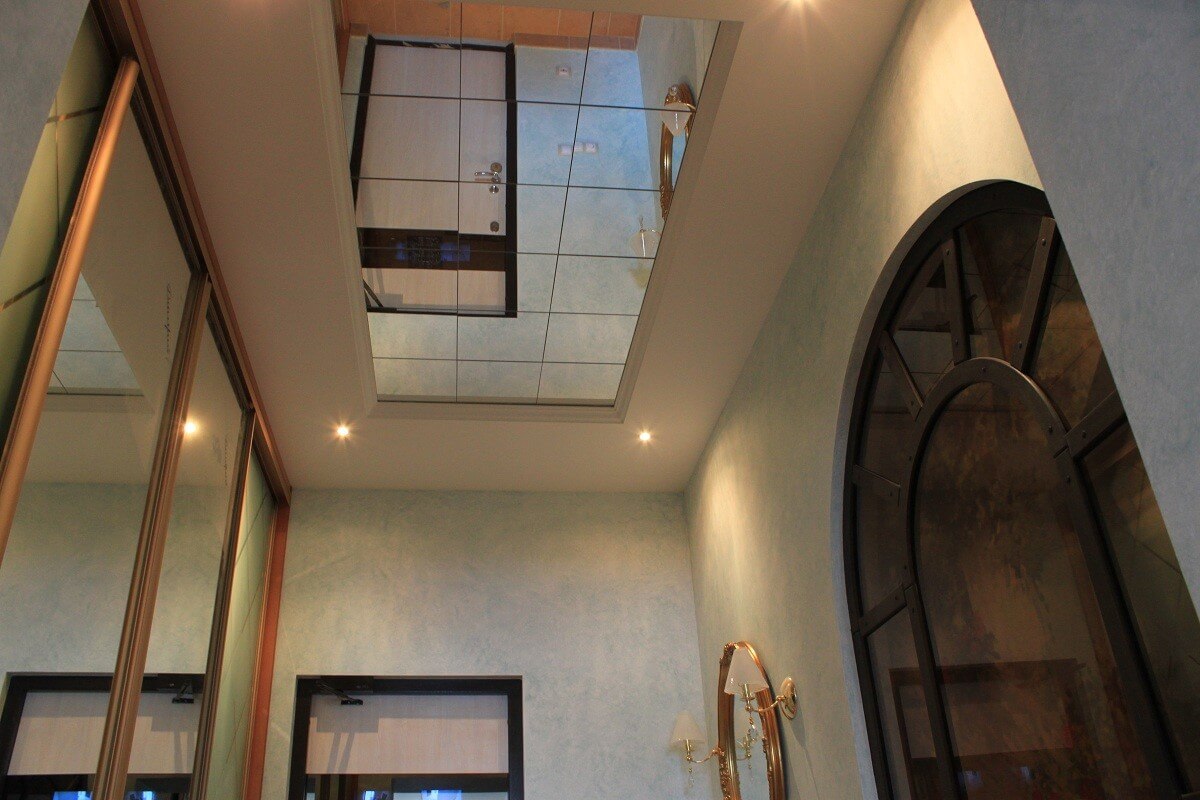 4. The mirrored ceiling in the hallway 1