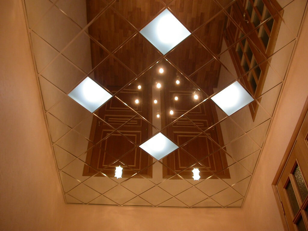 4. The mirrored ceiling in the hallway 1