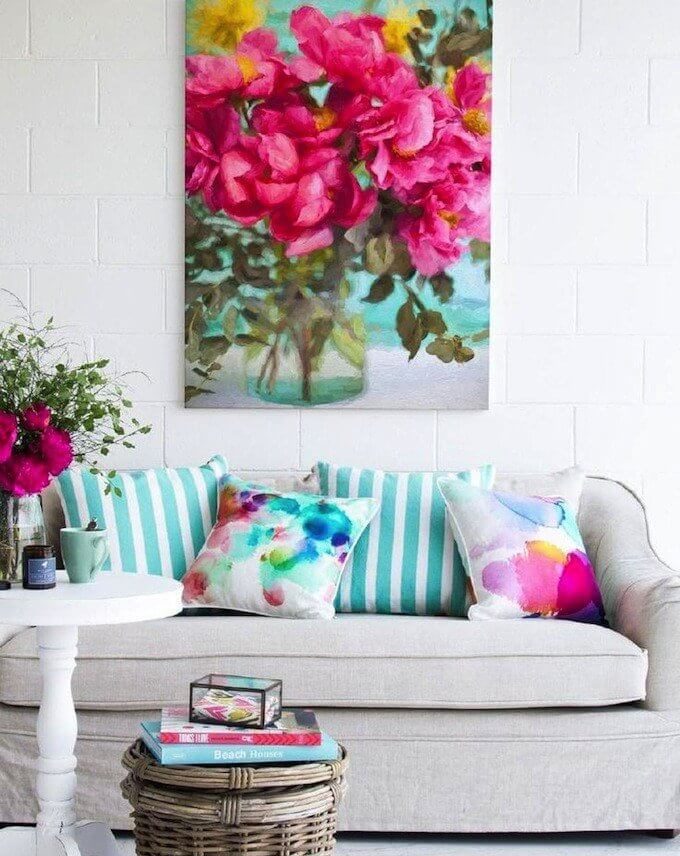 5- Painting with flowers in the living room