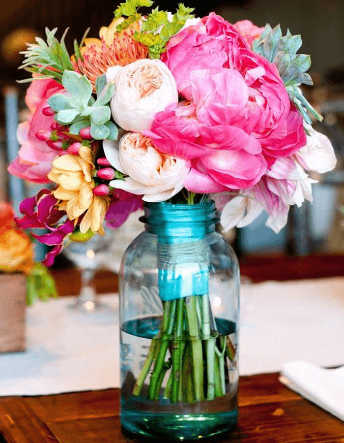 9- Flowers and colors for table decoration