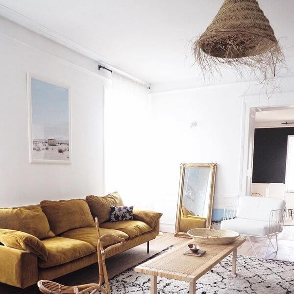 1- An ocher velvet sofa for a touch of color in the living room