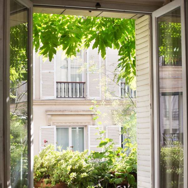 1- Make way for plants on a balcony with natural accents 