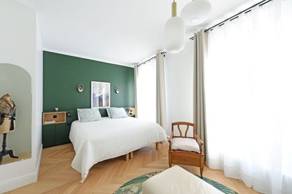 10- An air of modernity in the bedroom thanks to bottle green