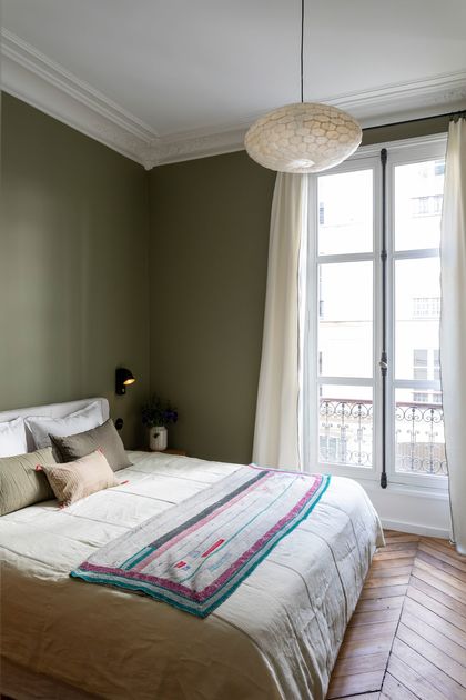 11- The khaki green reinforces the peaceful atmosphere of the bedroom