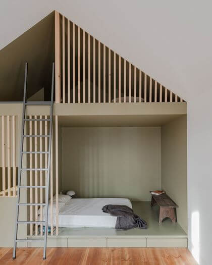 13- A recess is made to measure to create a small bedroom with several spaces