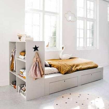 15- A bed with plenty of storage defines the sleeping area