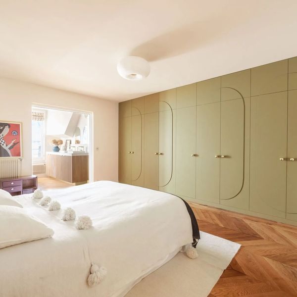 2- An entire dressing room in olive green adds style to the bedroom