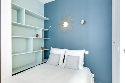 21- The shelves fit perfectly into the decor of this little sleeping area