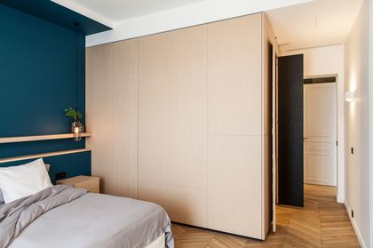 22- The storage matches and is discreet in this bedroom 