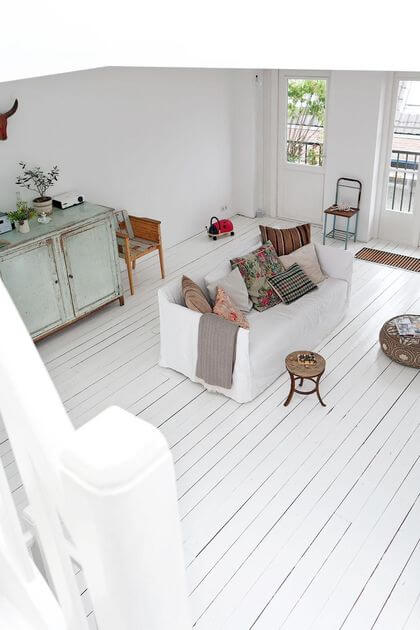 4- A white floor for a bright living room 