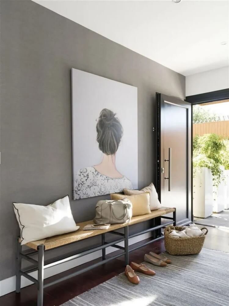 4- PERSONALIZE THE ENTRANCE OF THE HOUSE WITH A PAINTING OR A COMPOSITION