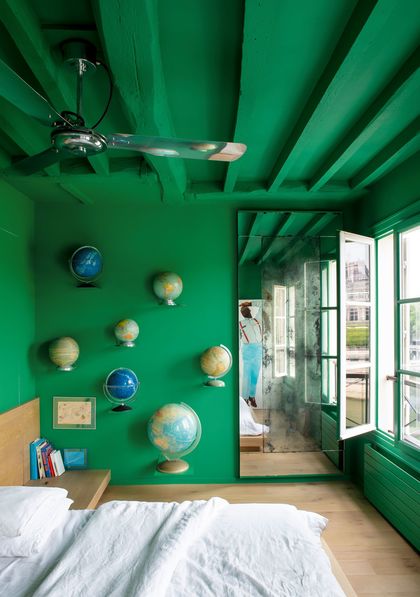 5- Bright green on the walls and ceiling, gives character to the room