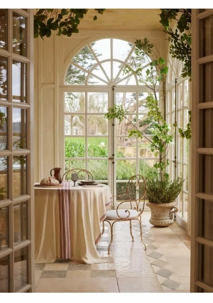 5- THE DINING ROOMS OFFERED ARE SIMPLE AND COZY FOR THIS SPRING 2022