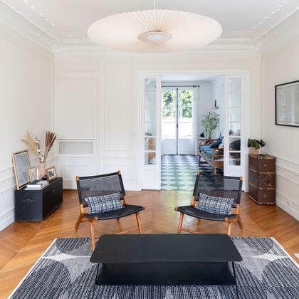 6- In this bourgeois house in Sèvres, a friendly and elegant lounge 