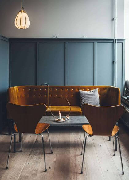 7- A blue wall reinforces the ocher color in the living room