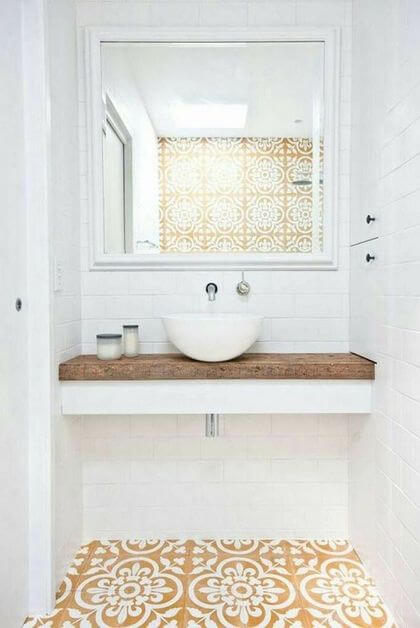 8- The bathroom opts for a touch of ocher with decorative tiling